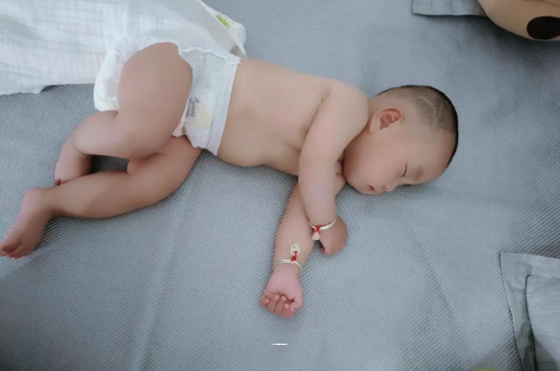 白山几个月宝宝会抬头